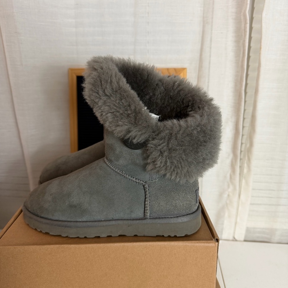 UGG Bailey Button Boots Women’s size 8 Gray  Sheepskin (Bin #1)